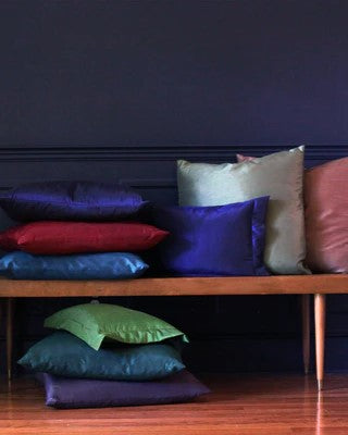 CHOOSING A DECORATIVE PILLOW